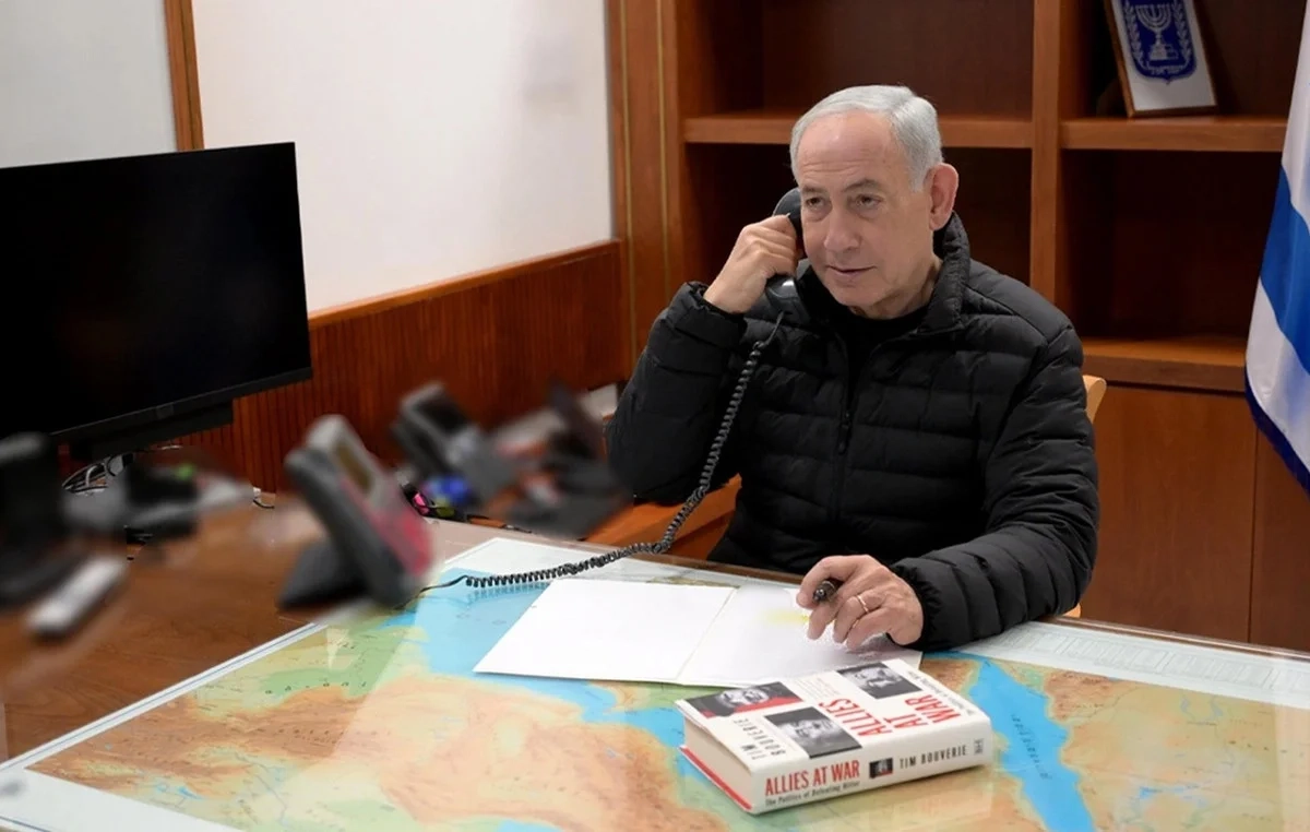 Τηλεφωνική επικοινωνία Νετανιάχου – Τραμπ με φόντο χάρτη της Μέσης Ανατολής και το βιβλίο «Σύμμαχοι σε πόλεμο» Τηλεφωνική επικοινωνία Νετανιάχου – Τραμπ με φόντο χάρτη της Μέσης Ανατολής και το βιβλίο «Σύμμαχοι σε πόλεμο»