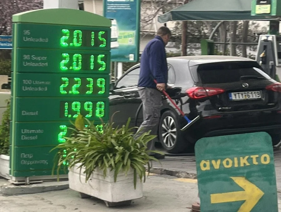 Έσπασε το φράγμα των 2 ευρώ και στην Αθήνα η τιμή της βενζίνης Έσπασε το φράγμα των 2 ευρώ και στην Αθήνα η τιμή της βενζίνης
